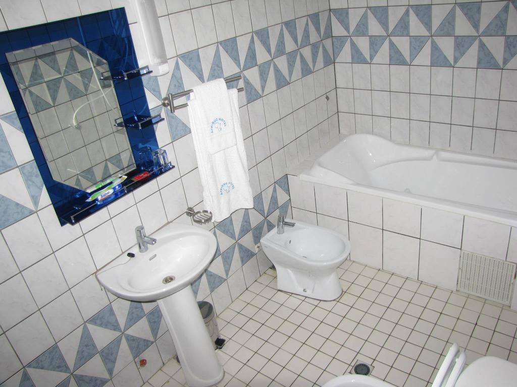 Afrique Hotel Douala Airport Room photo